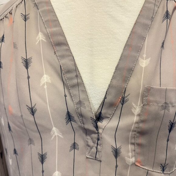 MAURICES Arrow Print Blouse Gray M 8 10 | Career Casual Bohemian Minimalist - Picture 7 of 9